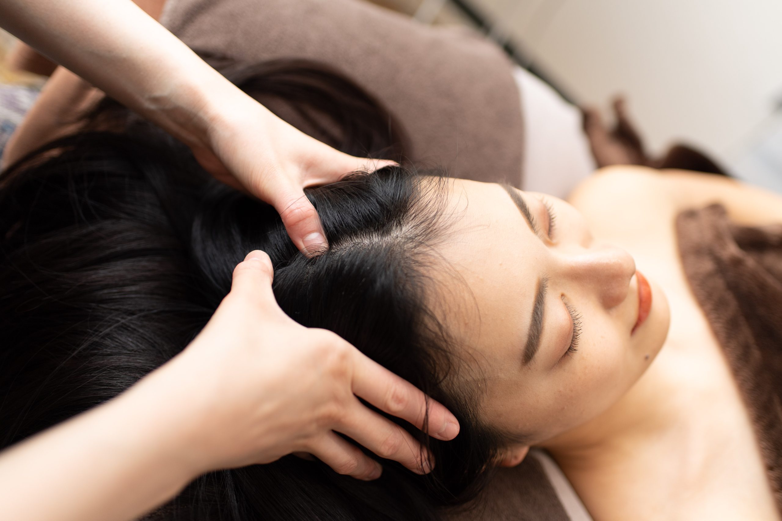 施術中の女性